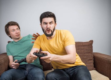 Video oyunu oynayan arkadaşlar 
