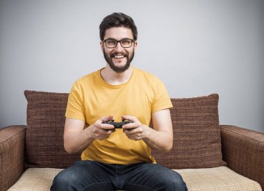 Genç kanepe üzerinde oyun