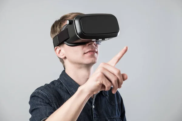 Homem na realidade virtual — Fotografia de Stock