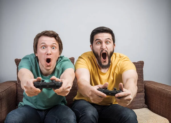 Amici che giocano ai videogiochi — Foto Stock
