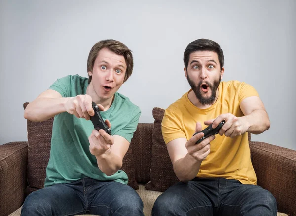 Video oyunu oynayan arkadaşlar 