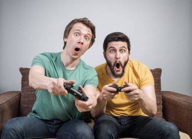 Video oyunu oynayan arkadaşlar 
