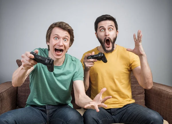 Video oyunu oynayan arkadaşlar 