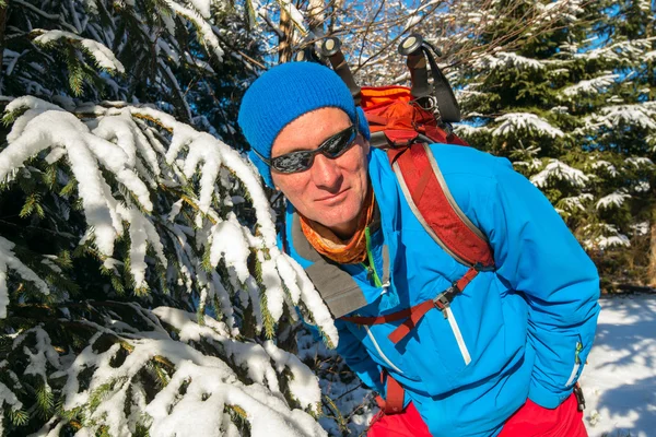 Uzun yürüyüşe çıkan kimse kış ormandaki portresi — Stok fotoğraf