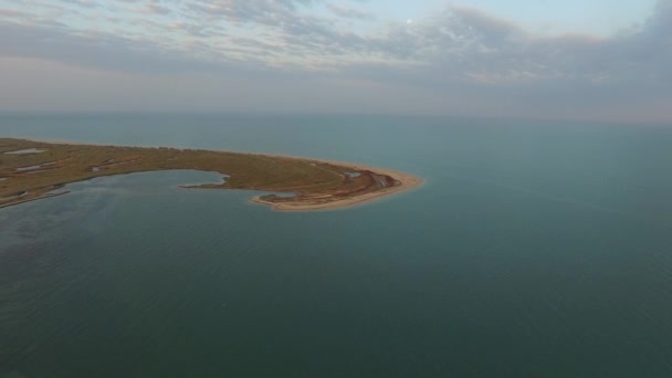 Zonsopgang boven de zeekust — Stockvideo