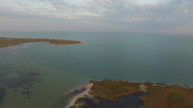 Aşağı doğru deniz kıyısına uçan