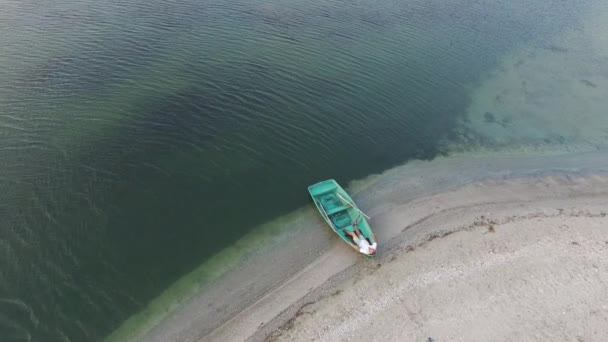 Homme avec un chien se reposent dans un petit bateau — Video