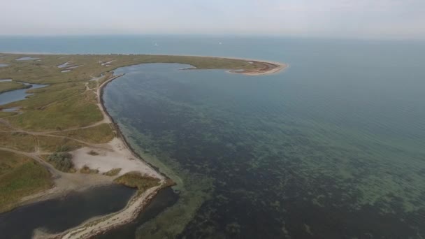 海海湾与地平线上的游艇的鸟瞰图 — 图库视频影像