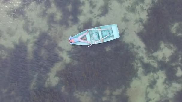 Homem está relaxando em um pequeno barco — Vídeo de Stock