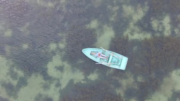 L'uomo che naviga sulla piccola barca in mare — Video Stock