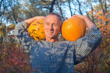 Komik kabaklar omuzlarında adamla