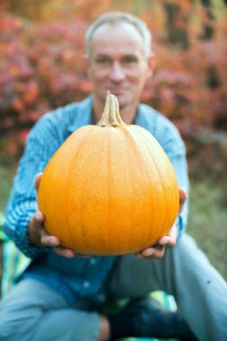 Gülümseyen adam bir kabak onun elinde tutan