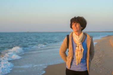 Sahilde sevimli romantik kadın 