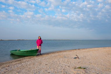Sahilde, kadınla hayal