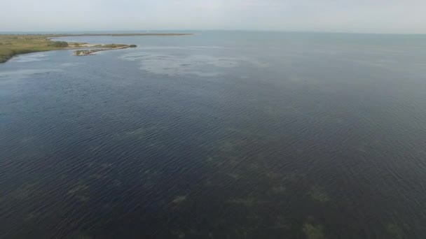 Flygande över havet bay — Stockvideo