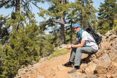 Sakallı adam dağ iz üzerinde rahatlatıcı