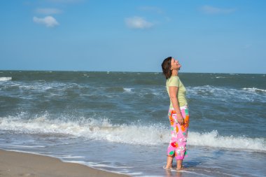 Sahilde etkileyici yüz kadınla