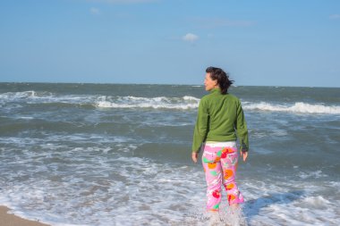 Sörf doğrultusunda yürüyen aktif kadın