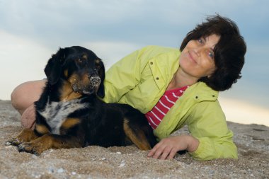 mutlu bir kadın ile köpek 