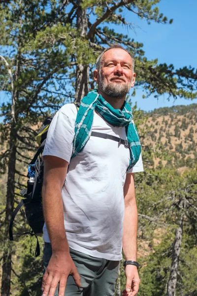Homem barbudo na trilha da montanha — Fotografia de Stock