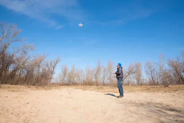 Man controls drone on autumn beach — Stock Photo, Image