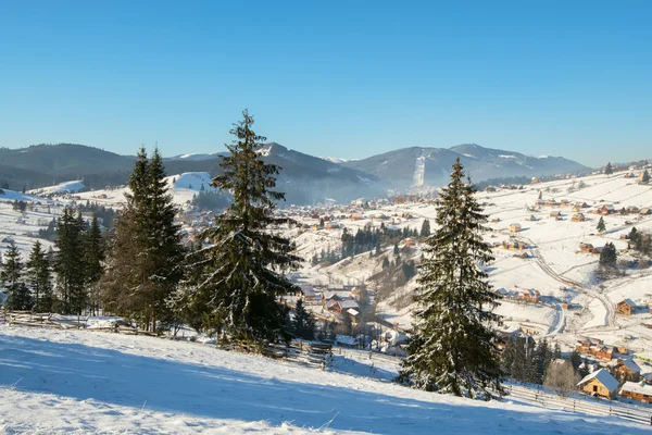 Karla kaplı dağlar arasında Köyü