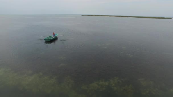 Vista aérea - hombre navegando en un pequeño bote de remos — Vídeo de stock