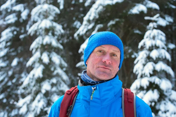 Retrato de caminhante sorridente no dia de inverno nublado — Fotografia de Stock