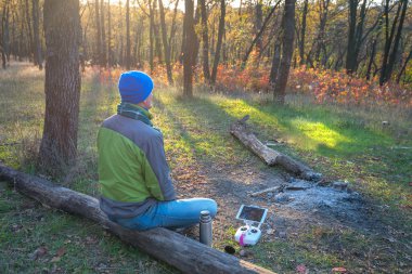 Adam sonbahar ormanda dron kontrol sonra dinlenme