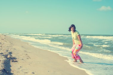 Sahilde eğleniyor oynak kadın