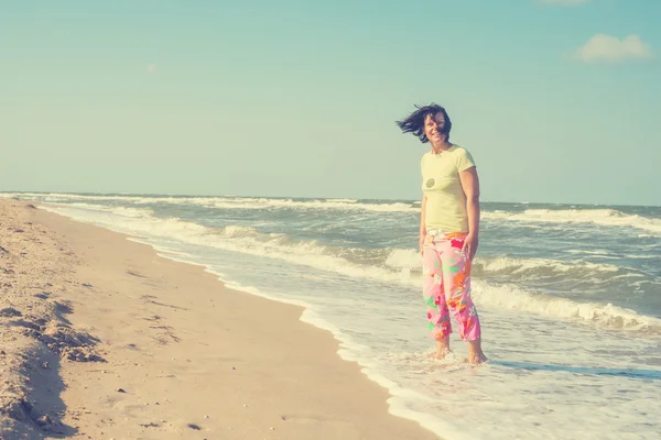 Radosne kobiety cieszyć się życiem na plaży — Zdjęcie stockowe