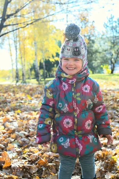 Liten jente som har det gøy. Høsten . – stockfoto