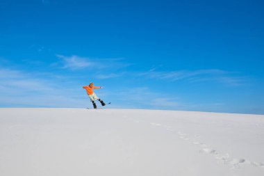 Kum yatılı dunes üzerinde eğleniyor
