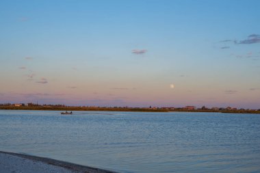 Sahilde günbatımı. 