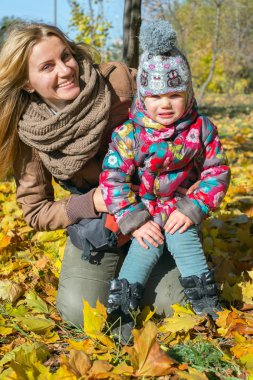 Genç anne küçük kızı ile dinlenme