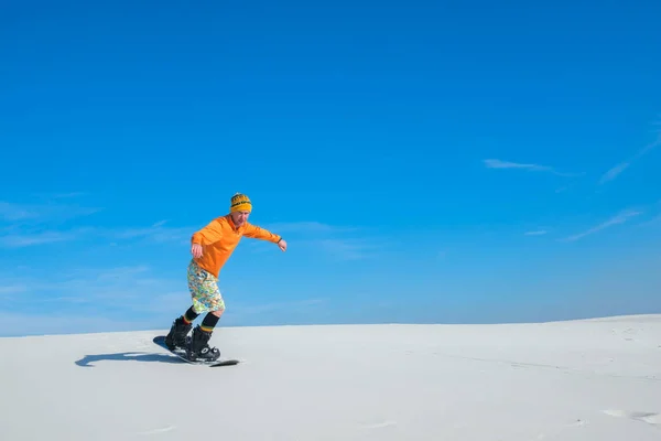 Sand boarder slides down the slope — Stock Photo, Image