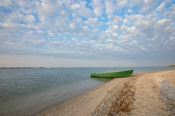 Un viejo bote en la costa. Ángulo ancho . — Foto de Stock