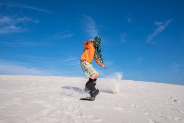 Snowboard, çölde at binme bir eşarp. Geniş açı
