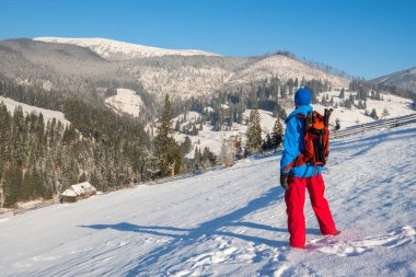Güzel kış manzaranın Dağları'nın uzun yürüyüşe çıkan kimse 