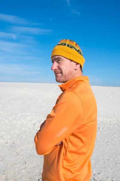 Retrato del hombre deportivo sonriente en el desierto — Foto de Stock