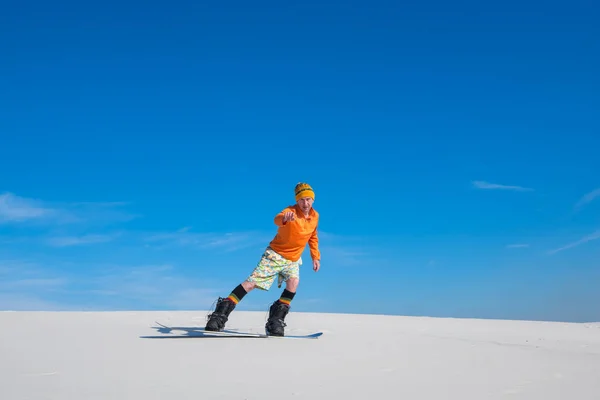 Чоловік на сноуборді, їзда на піщаному схилі . — стокове фото