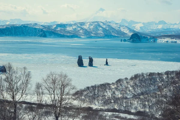 Kamchatka. Tre Fratelli, sullo sfondo del vulcano V — Foto Stock