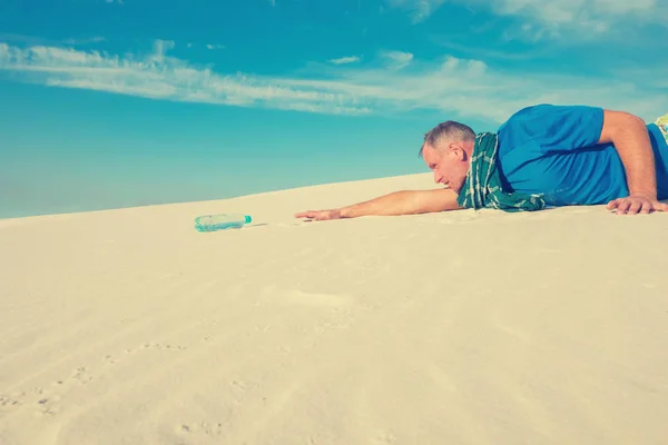 Hombre que sufre de sed en el desierto — Foto de Stock