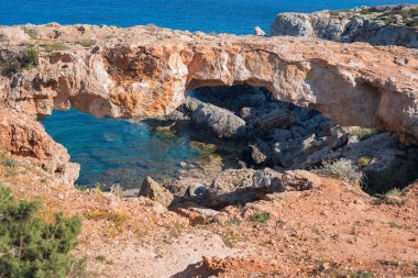 Doğal taş köprü mavi deniz arka plan üzerinde