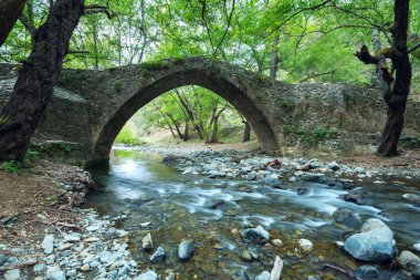 Dağ nehir üzerinde Venedik köprü 