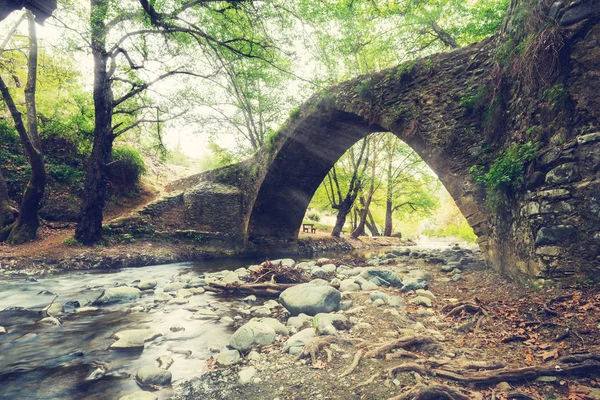 Puente veneciano medieval en los rayos del sol — Foto de Stock