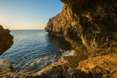 Akdeniz kıyısında kayalık 