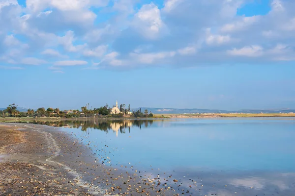 彩云和湖的背景上清真寺 — 图库照片