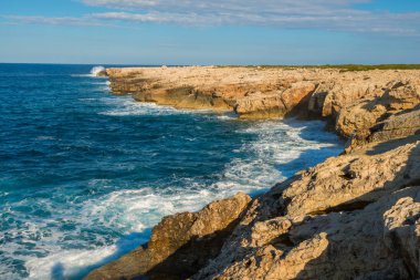 Dalgalar kayalık sahil sıçramasına