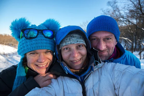 Amigos felizes tomando selfie depois de esquiar — Fotografia de Stock
